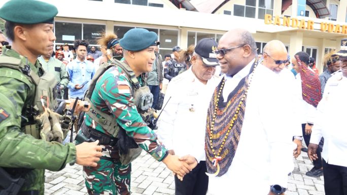 Dansatgas Yonif 112/ Dharma Jaya Sambut Gubernur dan Jajaran Bupati Provinsi Papua Tengah