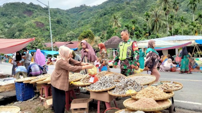 Babinsa Rutin Cek Harga Sembako Di Toko Dan Pasar