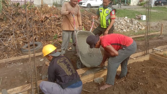 Jaga Kebersamaan Babinsa, Gotong Royong Bantu Bangun Rumah Warga