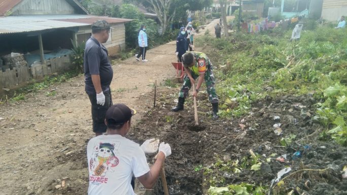 Karya Bhakti bentuk kemanunggalan dengan rakyat, Babinsa dan Warga Bersih Jalan Desa