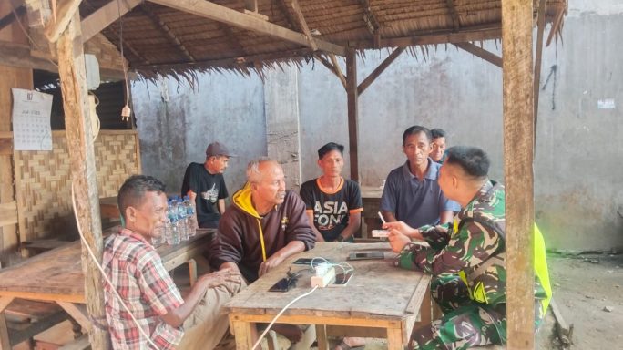 Babinsa Air Tenang Bersama Petani Pengairan Sawah Untuk Optimalkan Hasil Pertanian