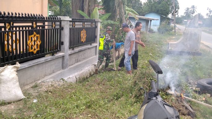 Babinsa Bersama Masyarakat Gotong Royong Bersihkan Parit