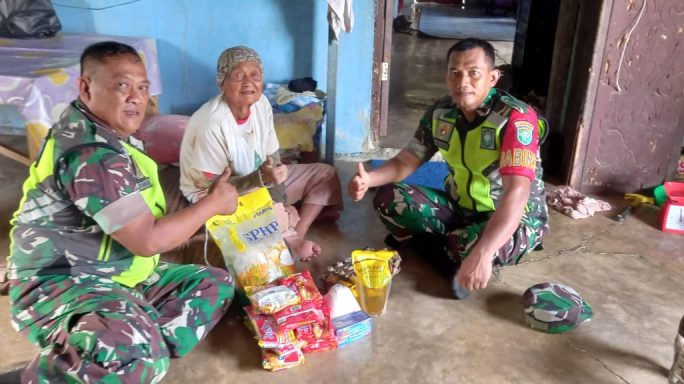 Babinsa Koramil 03/Seruway Berikan Bantuan Sembako Kepada Warga Kurang Mampu