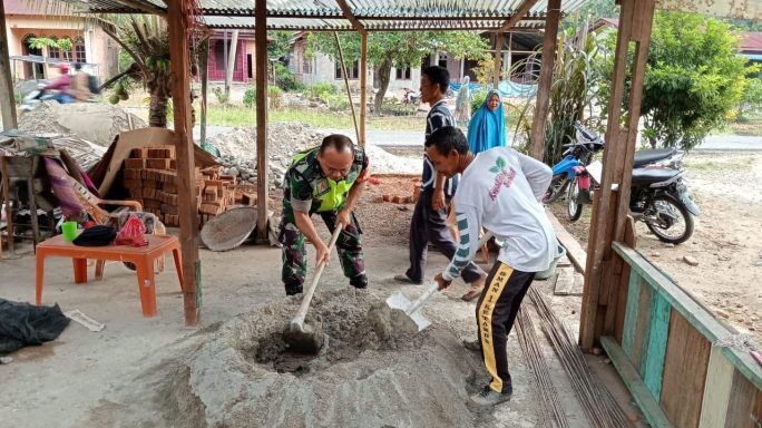 Wujud Perhatian Dan Kebersamaan Babinsa Posramil Ketambe Bantu Warga Buat Rumah