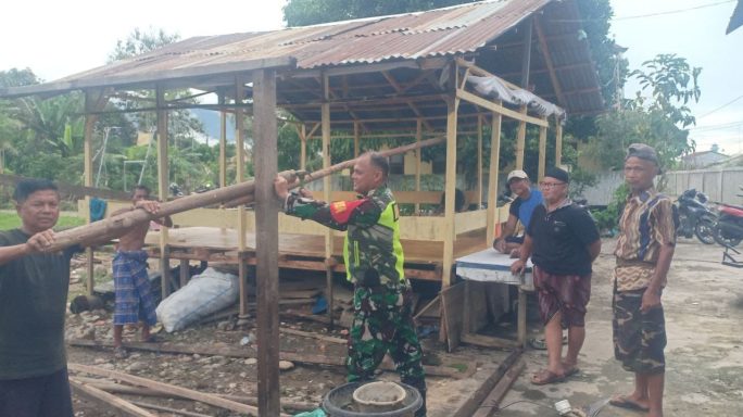 Wujud Kebersamaan Babinsa Bantu Warga Pasang Rangka Atap/Resplang