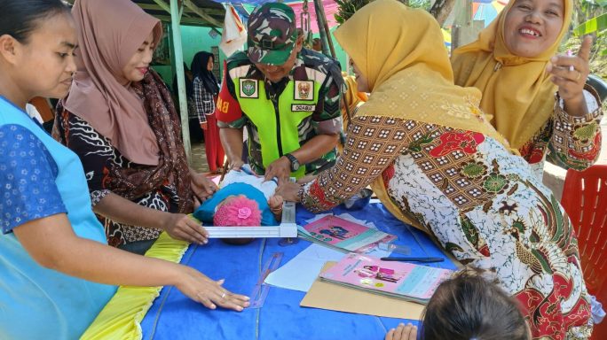 Babinsa Koramil 08/Rantau Dampingi Pos Pelayanan Terpadu Di Desa Binaan