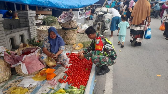 Babinsa Koramil Cek Harga Sembako di Pasar Tradisional