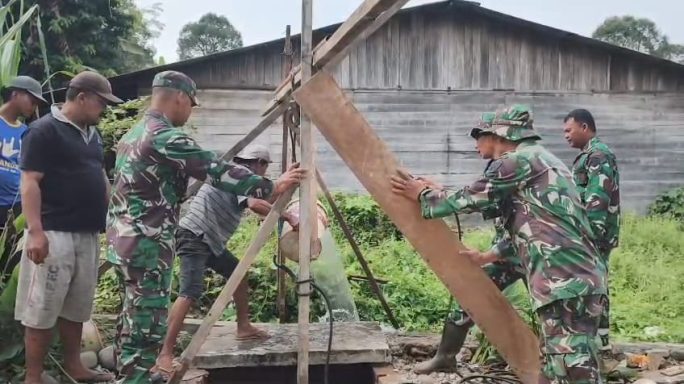 Peduli Kesulitan Para Santri Babinsa Bantu Buat Sumur Air Bersih di Dayah Madinatul Ulum