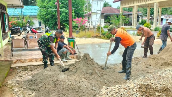 Babinsa Suka Rahmat Bantu Warga Gotong Royong Cor Halaman Kantor Datok Penghulu