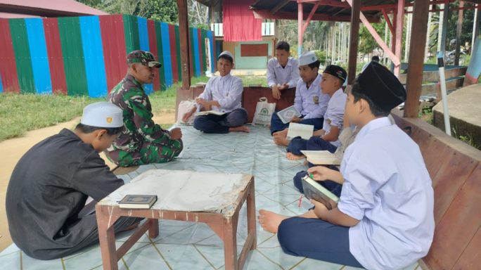 Pererat Jalinan Ukhuwah Insaniyah, Babinsa Komsos Dengan Santri