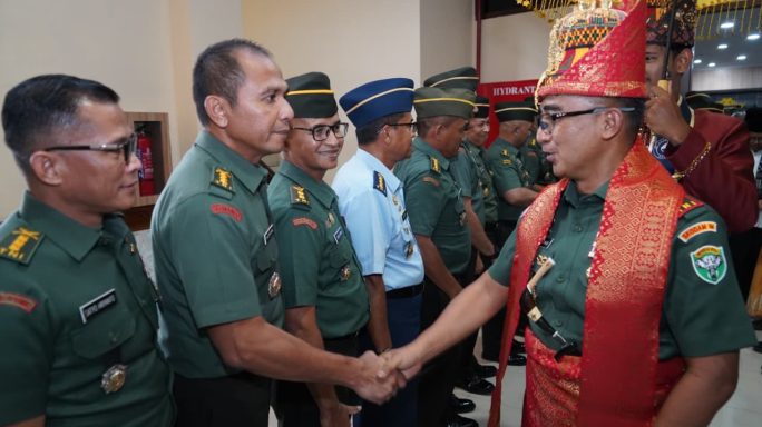 Pangdam Iskandar Muda Mayjen TNI Joko Hadi Susilo Disambut Adat Aceh di Bandara SIM