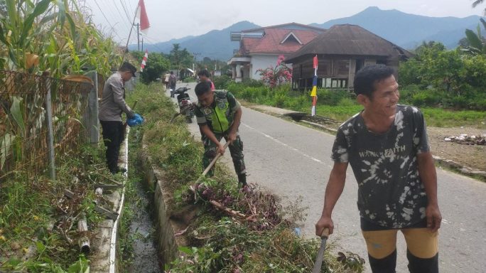 Babinsa Koramil 0108-03/Badar Bersama Warga Gotong Royong Bersihkan Lingkungan