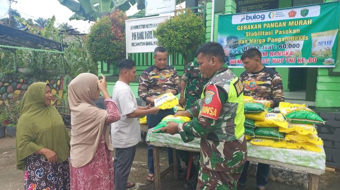 Meriahkan HUT ke-80,TNI Posramil Babul Makmur Bersama FKPPI Gelar Gerakan Pangan Murah