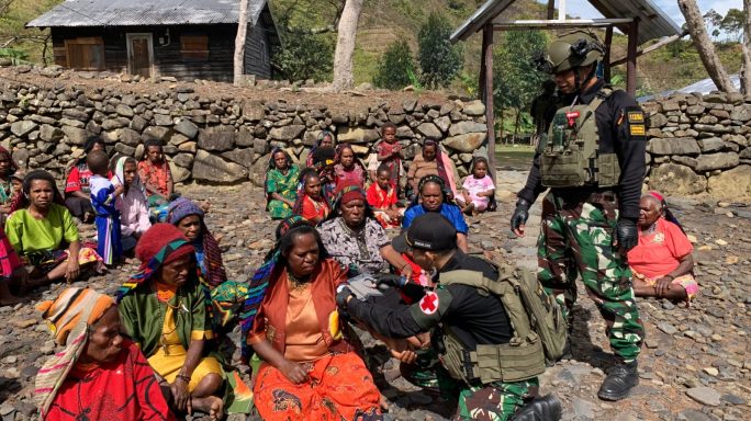Rajut Tali Kasih, Satgas Yonif 112/DJ Laksanakan Pengobatan Gratis dan Bagikan Pakaian di Puncak Jaya
