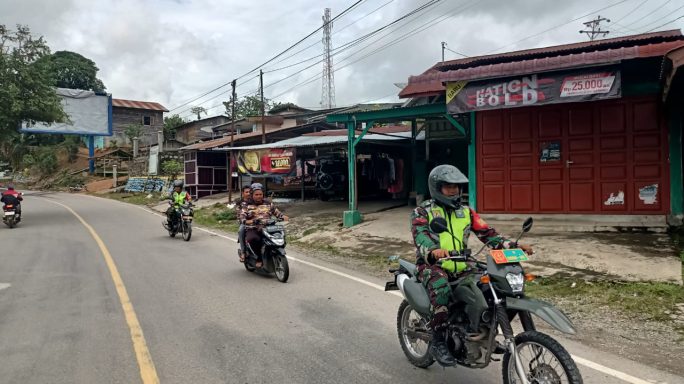 Personel Babinsa Bersama Tim Gabungan Rutin Laksanakan Patroli Keamanan Guna Jaga Kamtibmas