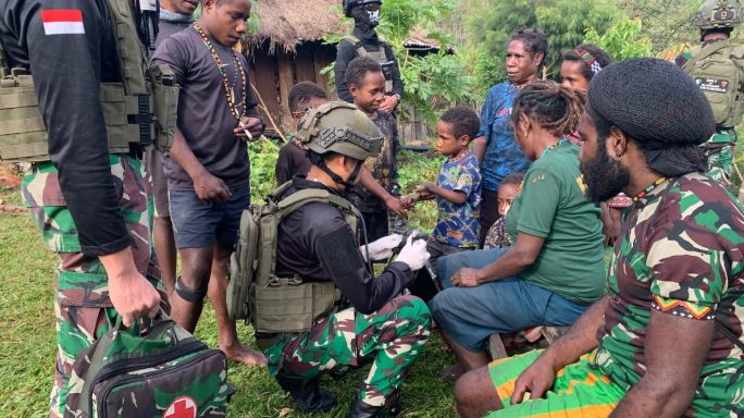 Menggapai Kebahagiaan Melalui Kebaikan, Satgas Yonif 112/DJ Bagikan Sembako dan Pengobatan Gratis dari Honai ke Honai