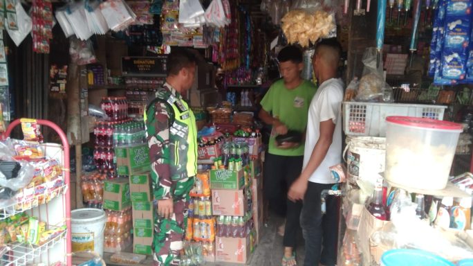 Babinsa Jajaran Kodim 0117/Aceh Tamiang Rutin Cek Harga Sembako Yang ada Di Warung Di Desa Binaannya