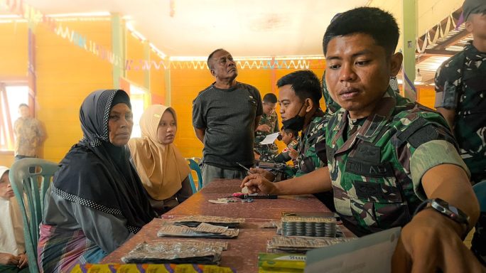 Yonif TP 857/Gana Gajahsora Gelar Bhakti TNI Bersama Warga Mane dalam Rangka HUT ke-80 TNI