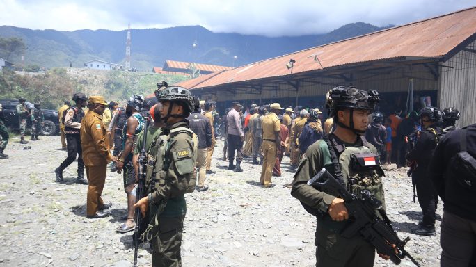 Dansatgas Yonif 112/DJ Turut Serta dalam Operasi Pasar, Jamin Ketersediaan Bahan Pokok di Puncak Jaya