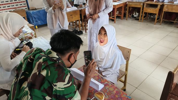 KEGIATAN PENYULUHAN DAN PEMERIKSAAN KESEHATAN GRATIS OLEH SATUAN YONIF TP 857/GANA GAJAHSORA TERHADAP SISWA/I SD NEGERI TURUE CUT, DS. TURUE CUT, KEC. MANE, KAB. PIDIE.