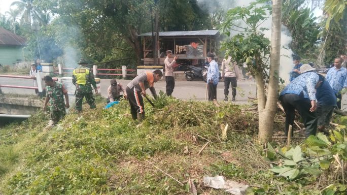 Menyambut HUT ke -80 Koramil 0108-01/Lawe Sigala Gelar Karya Bhakti Bersihkan Saluran Irigasi
