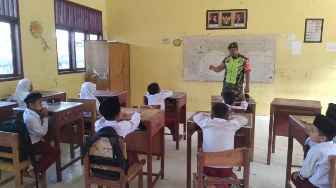 Babinsa Berikan Sosialisasi Pembinaan Ideologi Pancasila Dan Wasbang Kepada Siswa SDN1 Mamas