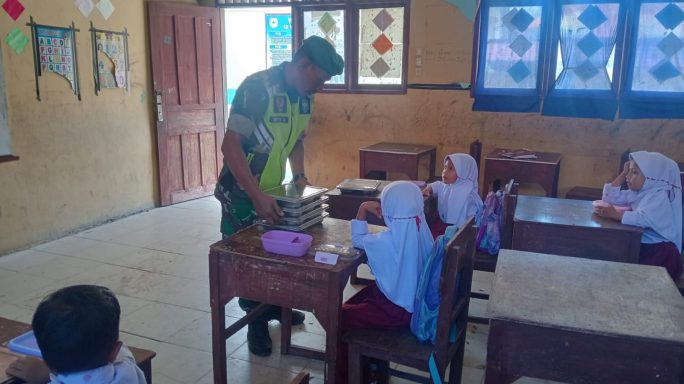 Babinsa Posramil Lawe Sumur Dampingi Pendistribusian Makan Bergizi Gratis ke Sekolah