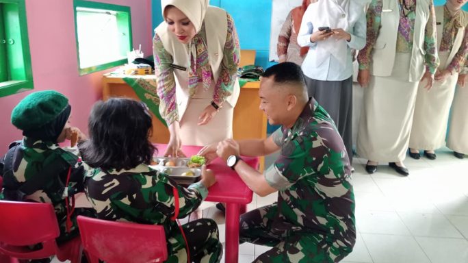 Launching Makan Sehat Bergizi Di TK Kartika XIV – 13 Koordinator Kodim 0105/Aceh Barat