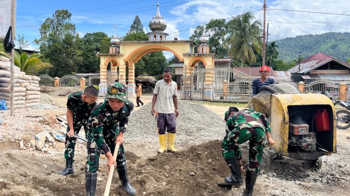 KEBERSAMAAN PRAJURIT YONIF TP 857/GG DENGAN MASYARAKAT DALAM KEGIATAN KARYA BHAKTI 