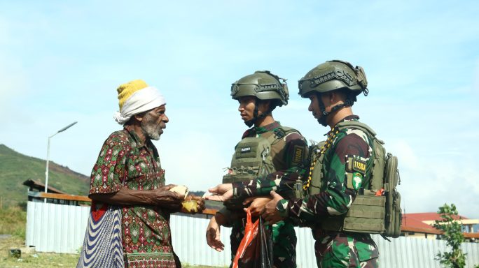 Gelar Jum’at Berkah, Satgas Yonif 112/DJ Bagikan Makanan Bergizi Gratis Untuk Warga Papua