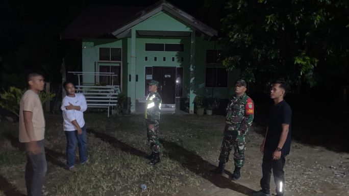 Babinsa Koramil 09/Banda Mulia Gelar Patroli Bersama warga Jaga Keamanan Lingkungan