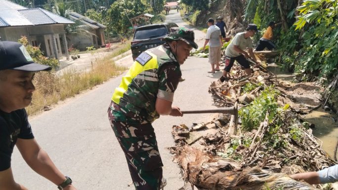 Peduli Lingkungan, Koramil 08/Rantau Bersama Warga Gotong Royong Bersihkan Ruas Kanan Kiri Jalan