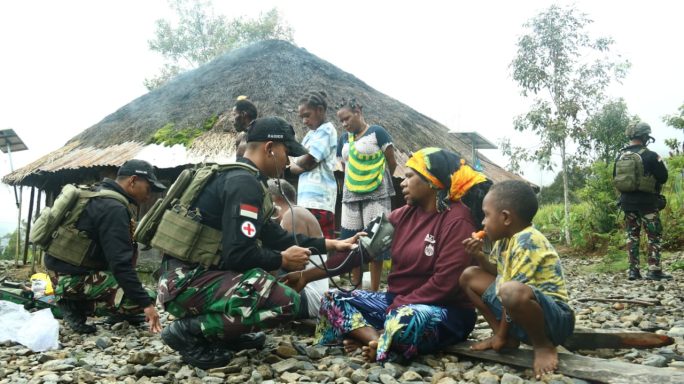 Satgas Yonif 112/DJ berikan layanan kesehatan kepada masyarakat hingga ke dalam honai