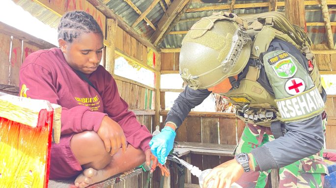 Dekatkan Hati Lewat Layanan Kesehatan, Satgas Yonif 112/DJ Gelar Pengobatan Gratis di Puncak Jaya
