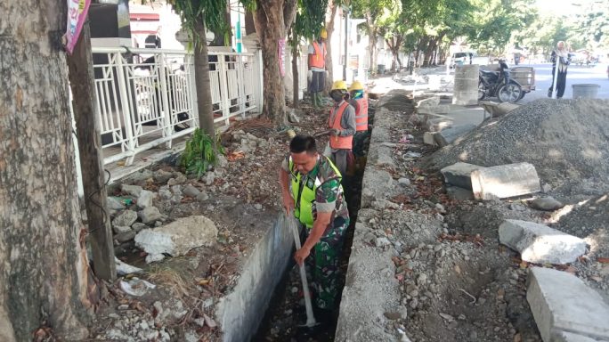 Babinsa Koramil 21/Kota Sigli, Kodim 0102/Pidie Gelar Karya Bakti Bersama Warga di Desa Blang Asan