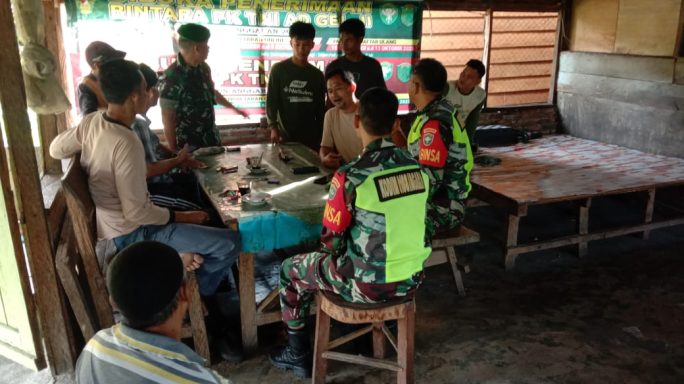 Sambangi Desa Desa Babinsa Beri Sosialisasi Pendaftaran TNI Kepada Warga Masyarakat