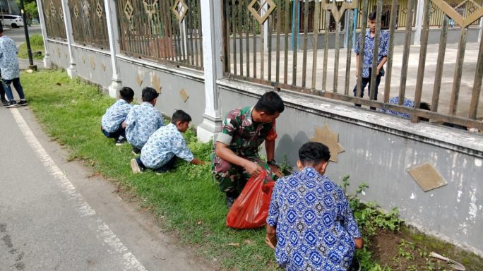 Babinsa Koramil 15/Tiro Bersama Siswa SMPN 1 Tiro Gotong Royong Bersihkan Halaman Masjid