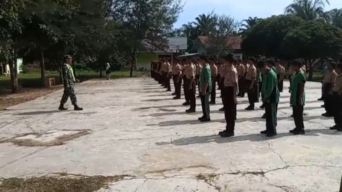 Babinsa Banai Berikan Pelatihan PBB Dan Wasbang Ke Pelajar SMP 8 Karang Baru