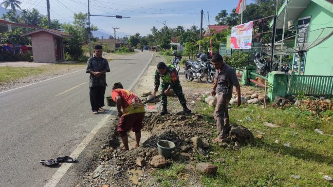 Babinsa Bersama Warga Kerja Bhakti Bersihkan Lingkunga