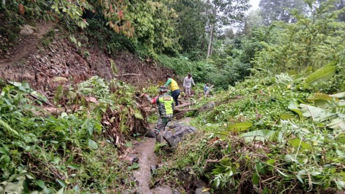 Babinsa dan Masyarakat Gotong Royong Bersihkan Sungai di Sekitar Jalan Desa