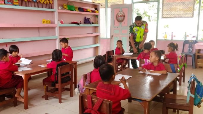 Babinsa Berikan Motivasi Belajar Kepada Anak-Anak TK