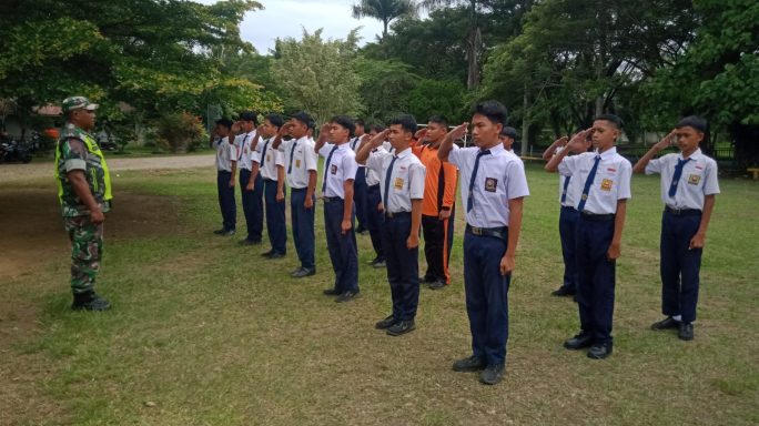 Tanamkan Kedisiplinan, Babinsa Melatih PBB Di SMP Swasta Darma Patra