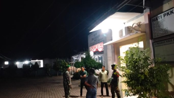 Babinsa Bendahara Gelar Patroli Malam Bersama Warganya