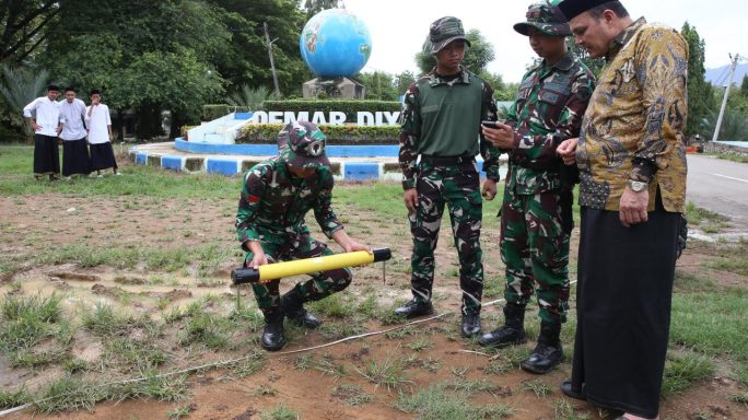 KODAM IM GELAR PELATIHAN PERBEKALAN AIR KEPADA PRAJURIT YONIF TP GUNA MEMBUKA SUMBER AIR BARU DI WILAYAH ACEH
