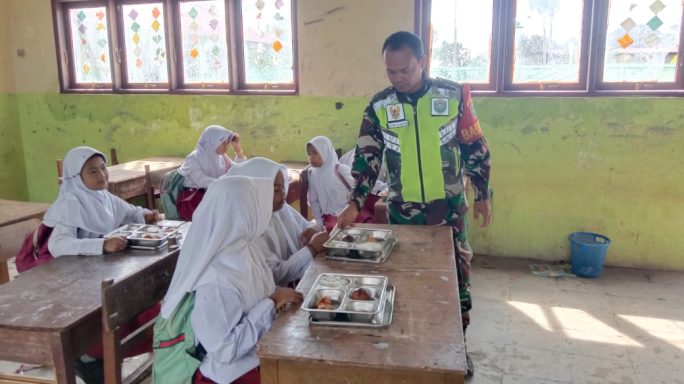 Babinsa Dampingi Pelaksanaan Makan Bergizi Gratis