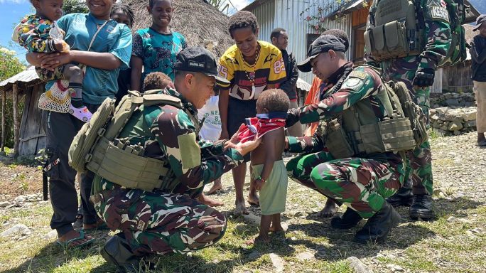 PEDULI & BERBAGI, SATGAS TNI BAGIKAN SEMBAKO KEPADA WARGA PUNCAK JAYA, PAPUA TENGAH
