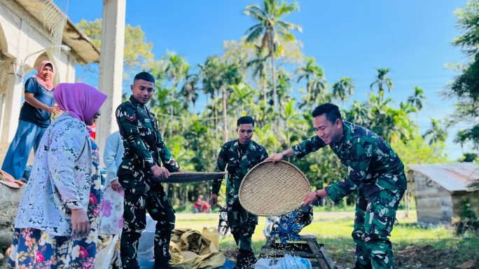 SINERGI YONIF TP 857/GG DAN MASYARAKAT PADA KEGIATAN PENGOLAHAN HASIL PANEN