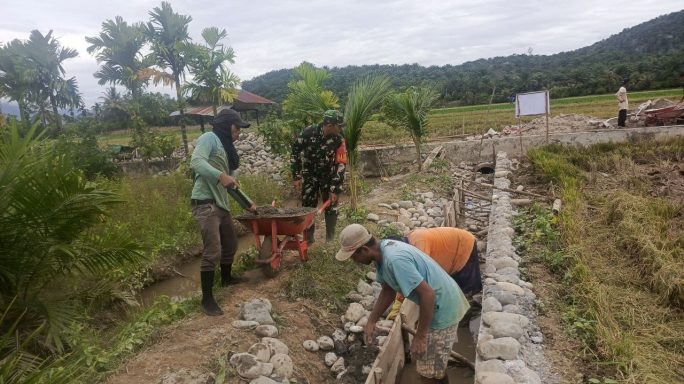 Babinsa Bersama Warga Gotong Royong Pembuatan Parit Irigasi