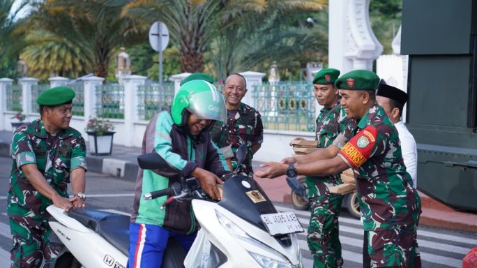 Jumat Berkah, Kodam Iskandar Muda Bagikan 401 Paket Makanan Gratis untuk Warga