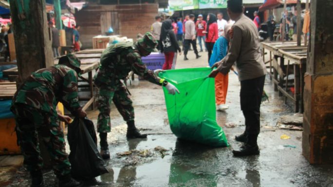 Jumat Bersih, Kodim 0117/Aceh Tamiang Bersama Forkopimda Dan Masyarakat Gotong Royong